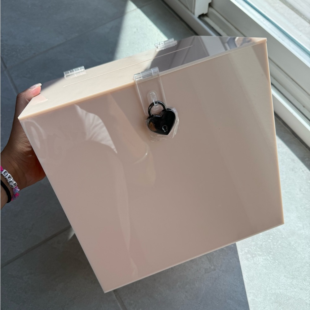 BRAND NEW: Acrylic card box with heart lock and keys